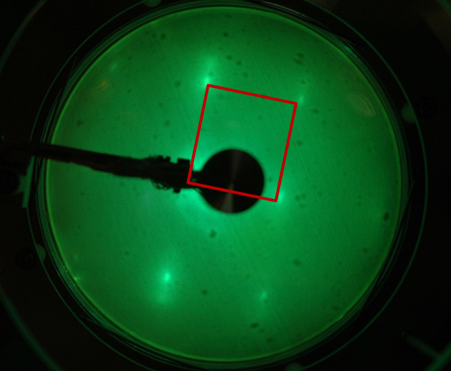 La cristallinità della superficie di SiC trattato chimicamente è rilevata da un pattern di diffrazione LEED.